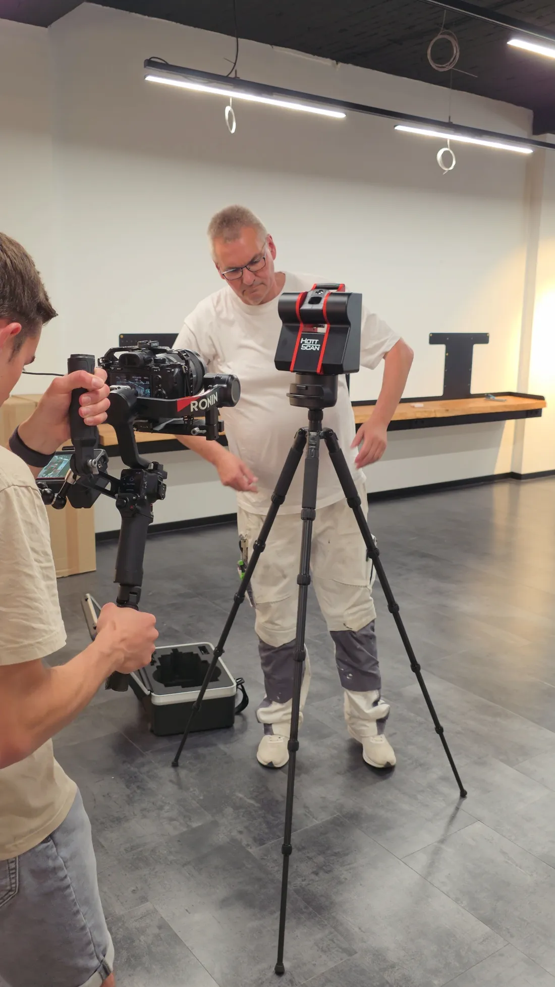 Thomas Steffens mit dem HottScan-Erfassungssystem auf dem Stativ im Praxiseinsatz